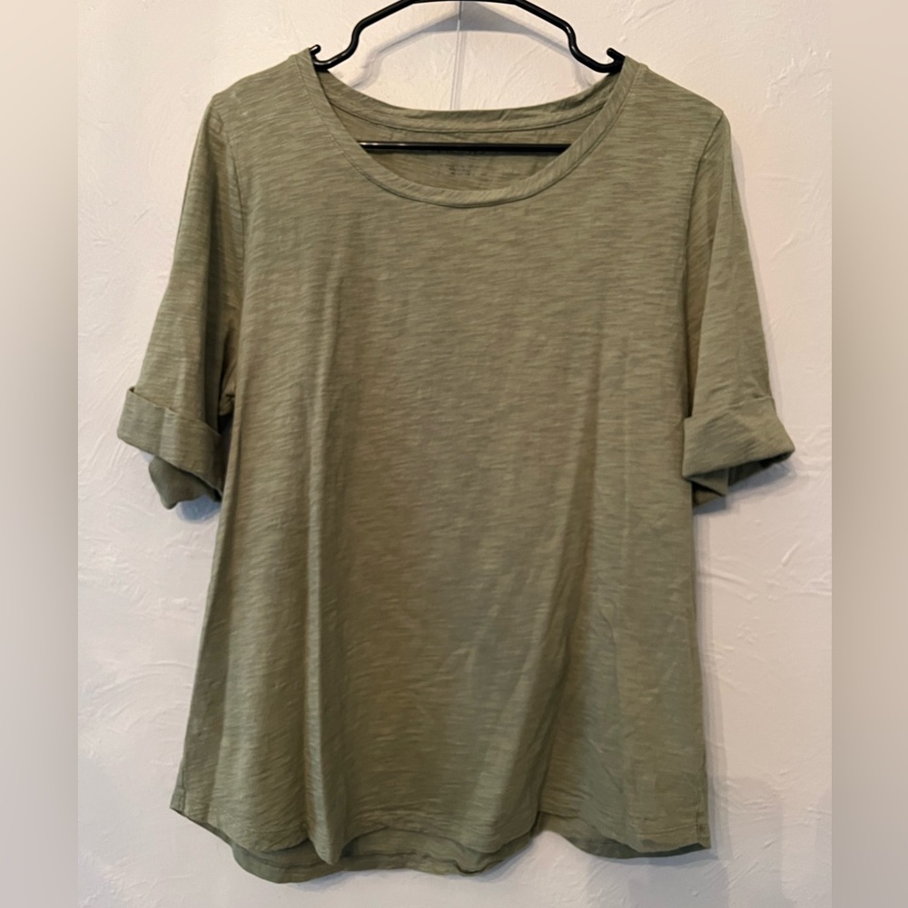 Olive green mid sleeve tshirt size L